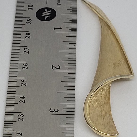 Vintage Trifari Gold Tone Slender Brooc - Picture 2 of 7